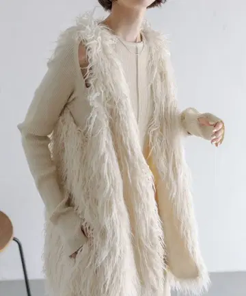 mystic 아이보리 퍼 스타일 니트 베스트