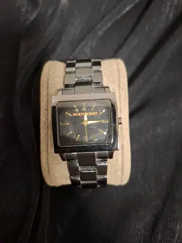 INDEPENDENT 스퀘어 페이스 시계