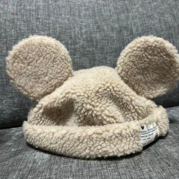 미키 귀 달린 베이지 모자