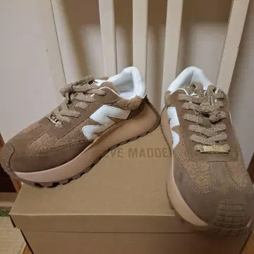 미사용 새상품 STEVE MADDEN 스웨이드 퍼 통굽 스니커즈 24.5