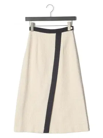 아이보리와 블랙 스트라이프 스커트