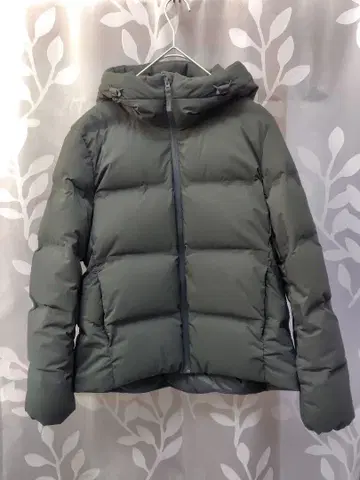 유니클로 후드 부착 다운 자켓 다크 그린 계열 심리스 다운