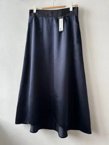 [택 포함 새상품] 밴야드 스톰 새틴 스커트