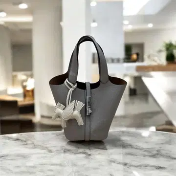 인조 가죽 큐브형 백 큐브 백 그레이 실버 금장 장식