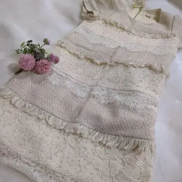 아이보리 프릴 장식 무릎 기장 원피스