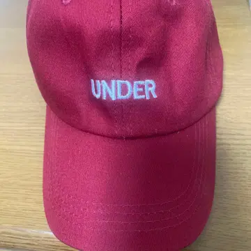 빨간색 캡 UNDER 자수