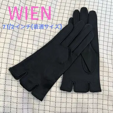 양가죽 장갑 광택과 유연한 핏감, 손목 슬릿이 열려 엘레강트합니다.