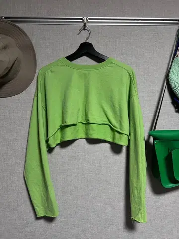 SINGULAR 라임 그린 크롭 맨투맨