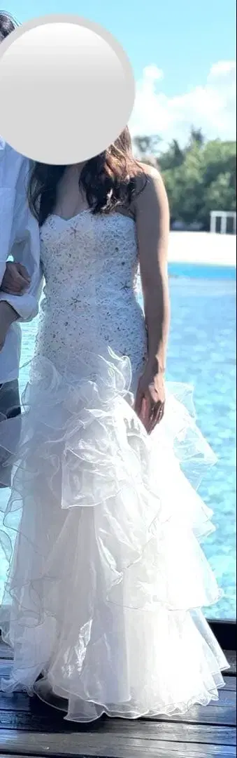 화이트 비즈 자수 슬리브리스 웨딩 드레스