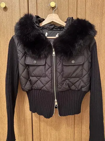 퍼 달린 크롭 다운 재킷
