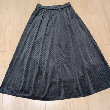 컴시즘 벨로아 소재 격자 무늬 다크 그레이 플리스 롱 플레어 스커트