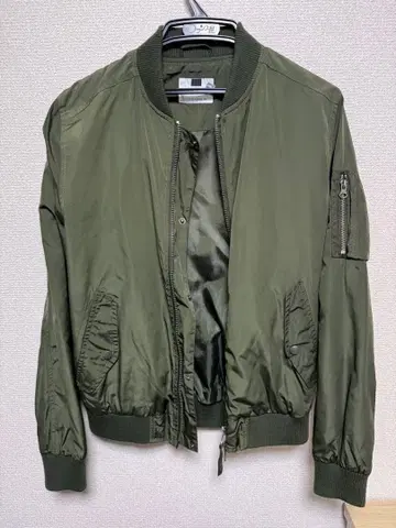MA-1 스타일 올리브 그린 자켓