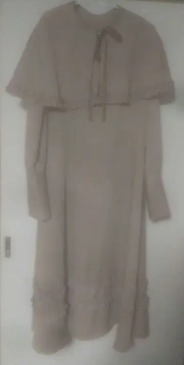 미나카타 유이 시마무라 콜라보 베이지 프릴 케이프 원피스