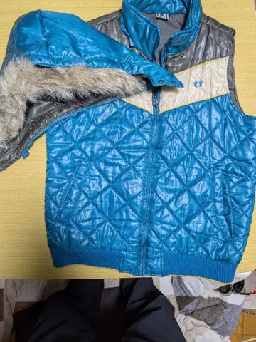 파란색 퀼팅 다운 자켓