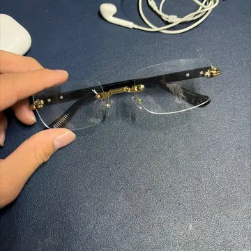 무테 안경 금이 간