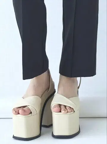 EMODA 스퀘어 벌키 힐 샌들