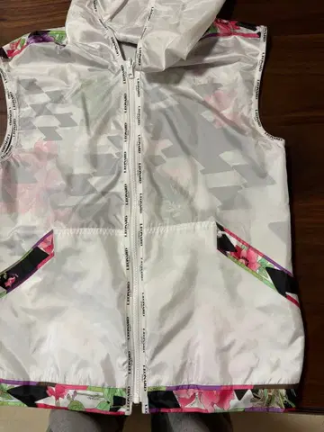 LEONARD 플라워 프린트 후드 부착 베스트