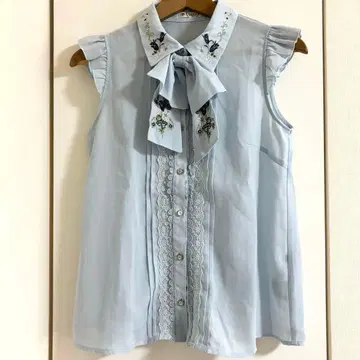 axes femme 블라우스 블루 스카이블루 레이스 프릴 꽃무늬 플라워