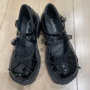 리본 포함 통굽 블랙 로퍼