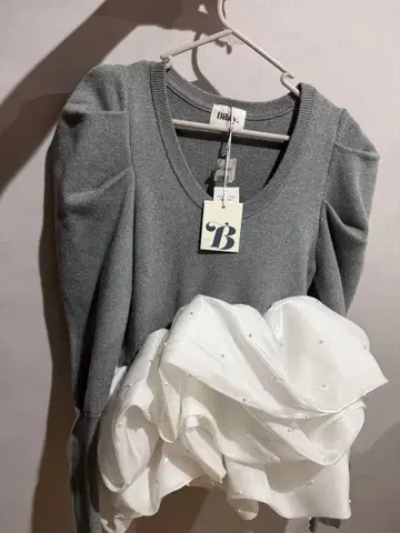 Bibiy. 그레이 프릴 니트 스웨터