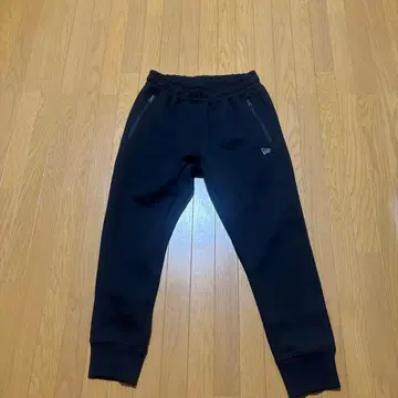 NEW ERA 테크 스웨트 팬츠