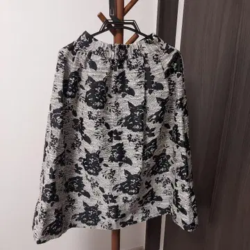 꽃무늬 허리밴딩 플레어 스커트