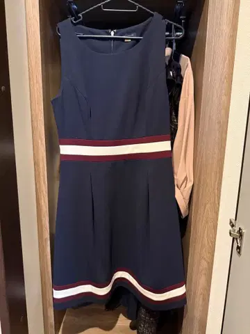 타미힐피거 걸 네이비 스트라이프 슬리브리스 원피스