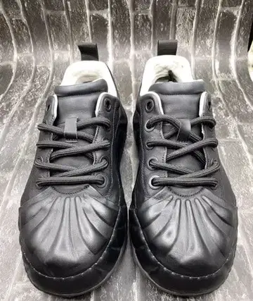 블랙 러버 소재 스니커즈