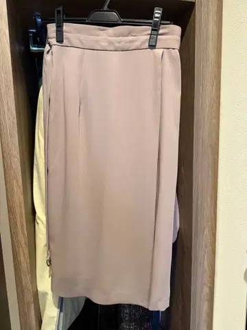 Jusglitty 베이지 타이트 스커트 사이즈 3