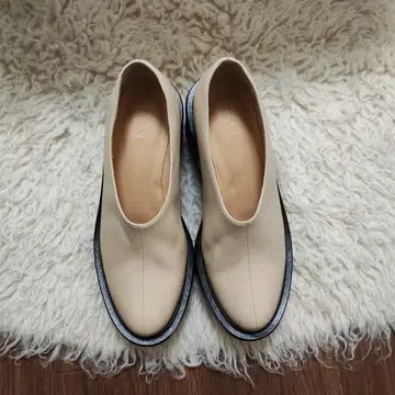 CLANE 베이지 통굽 펌프스