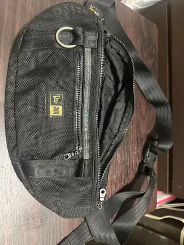 NEWERA 블랙 메쉬 바디백