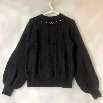 마제스틱 레곤 블랙 케이블 니트 스웨터 긴팔 비즈 퍼프 슬리브