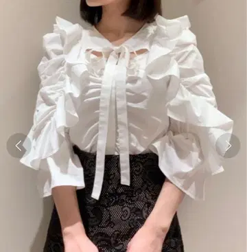 snidel 프론트 슬릿 보타이 블라우스