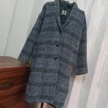 파란색과 그레이 색상의 롱 코트 사만사 모스모스