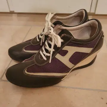 보라색과 블랙 색상의 웨지힐 스니커즈