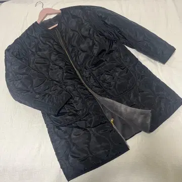 어스뮤직에코로지 블랙 리버서블 노카라 퀼팅