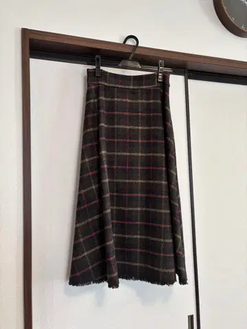 체크 무늬 플레어 스커트