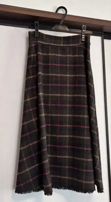 체크 무늬 플레어 스커트