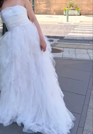 화이트 웨딩 드레스 스트랩리스 프릴 튤