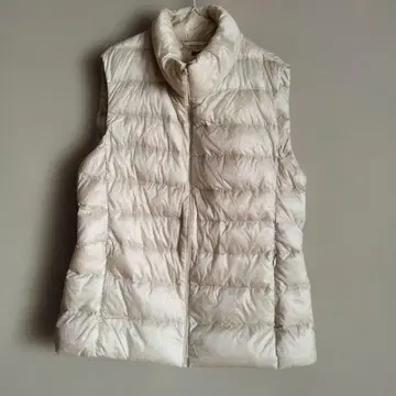 유니클로 여성용 울트라 라이트 다운 베스트 L 사이즈 내추럴