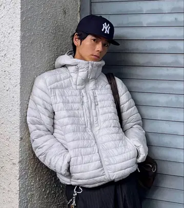 후드 부착 그레이 다운 자켓