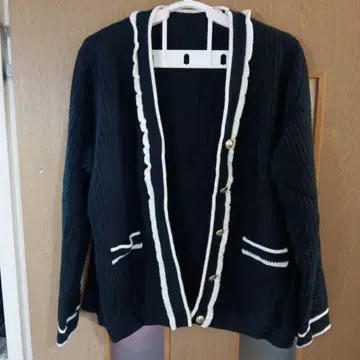 안도라부 화이트 미니 프릴이 귀여운 가디건 3L