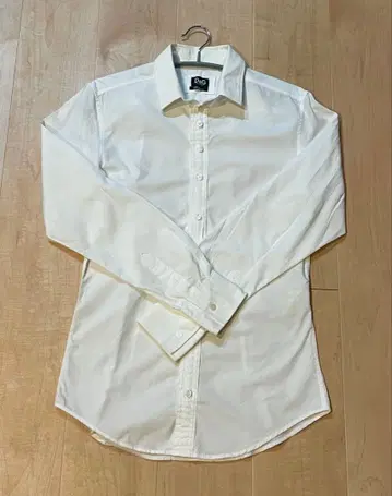 화이트 버튼 다운 긴팔 셔츠