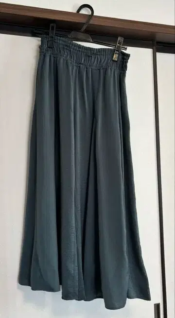 [캐서린 로스] 새틴 플레어 스커트