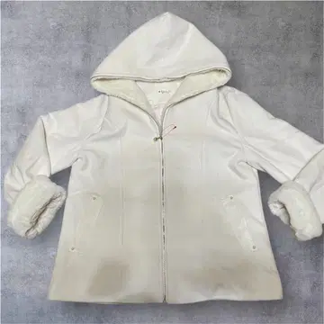 화이트 퍼와 레이스와 펄 장식 코트