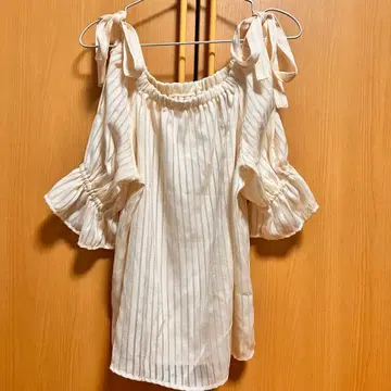 titty&Co. 오프숄더 어깨 리본