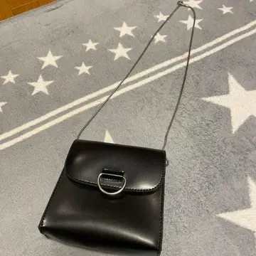 블랙 숄더백 플랩 포함