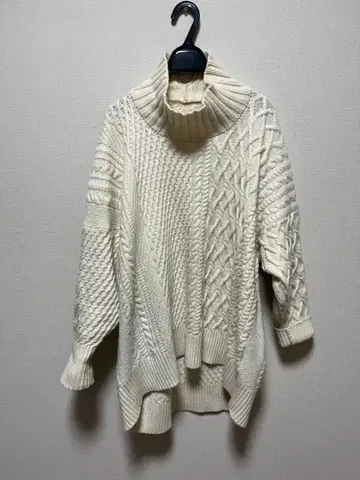 투모로우랜드 컬렉션 케이블 오버 니트