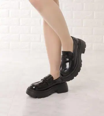 통굽 에나멜 코인 로퍼 블랙