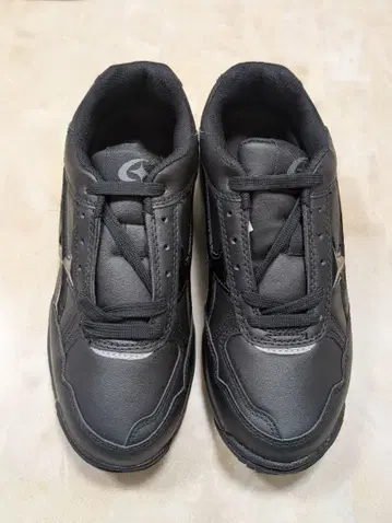 Mizuno 블랙 스니커즈